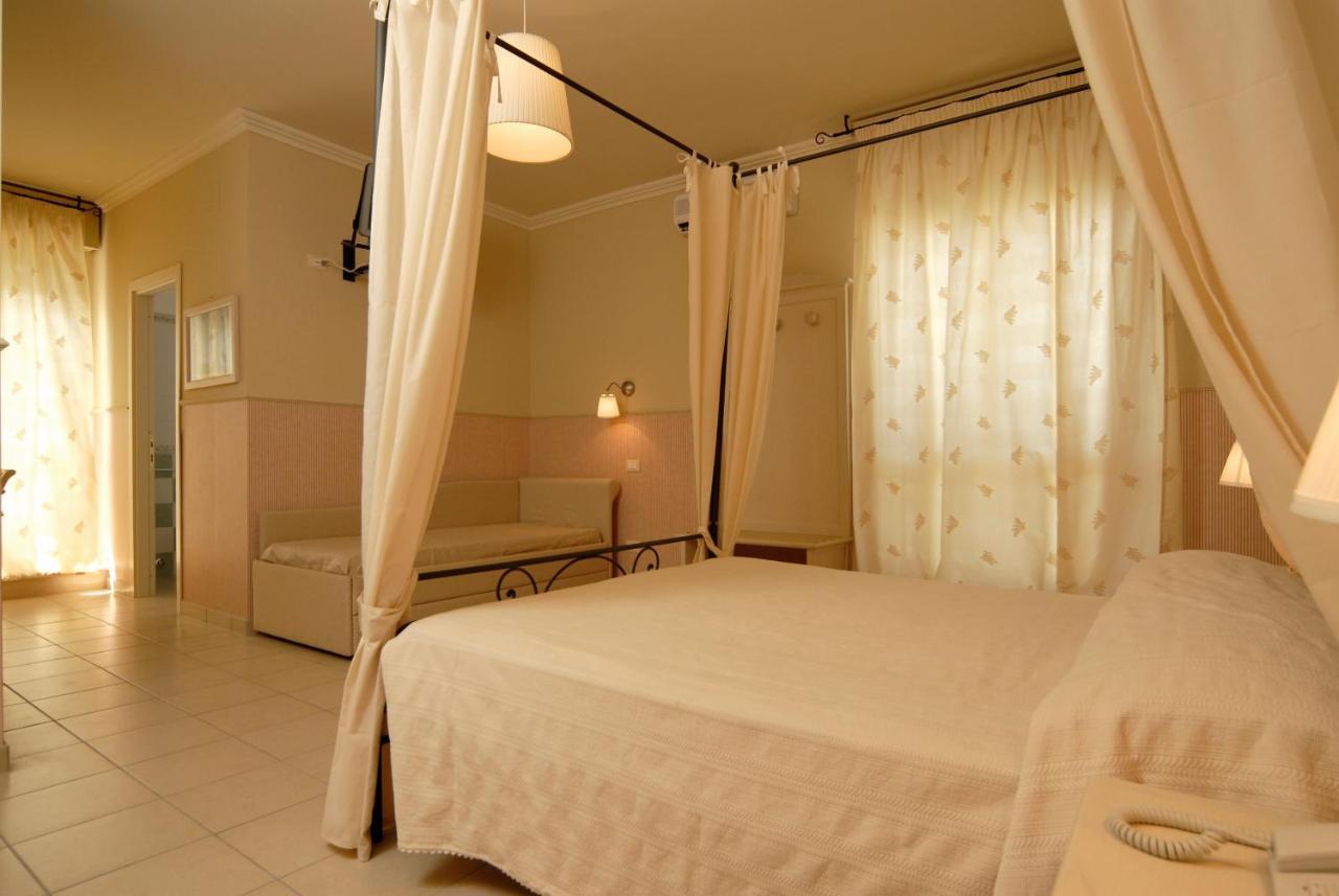 Hotel Mocambo Piscina E Spiaggia San Benedetto del Tronto Kültér fotó