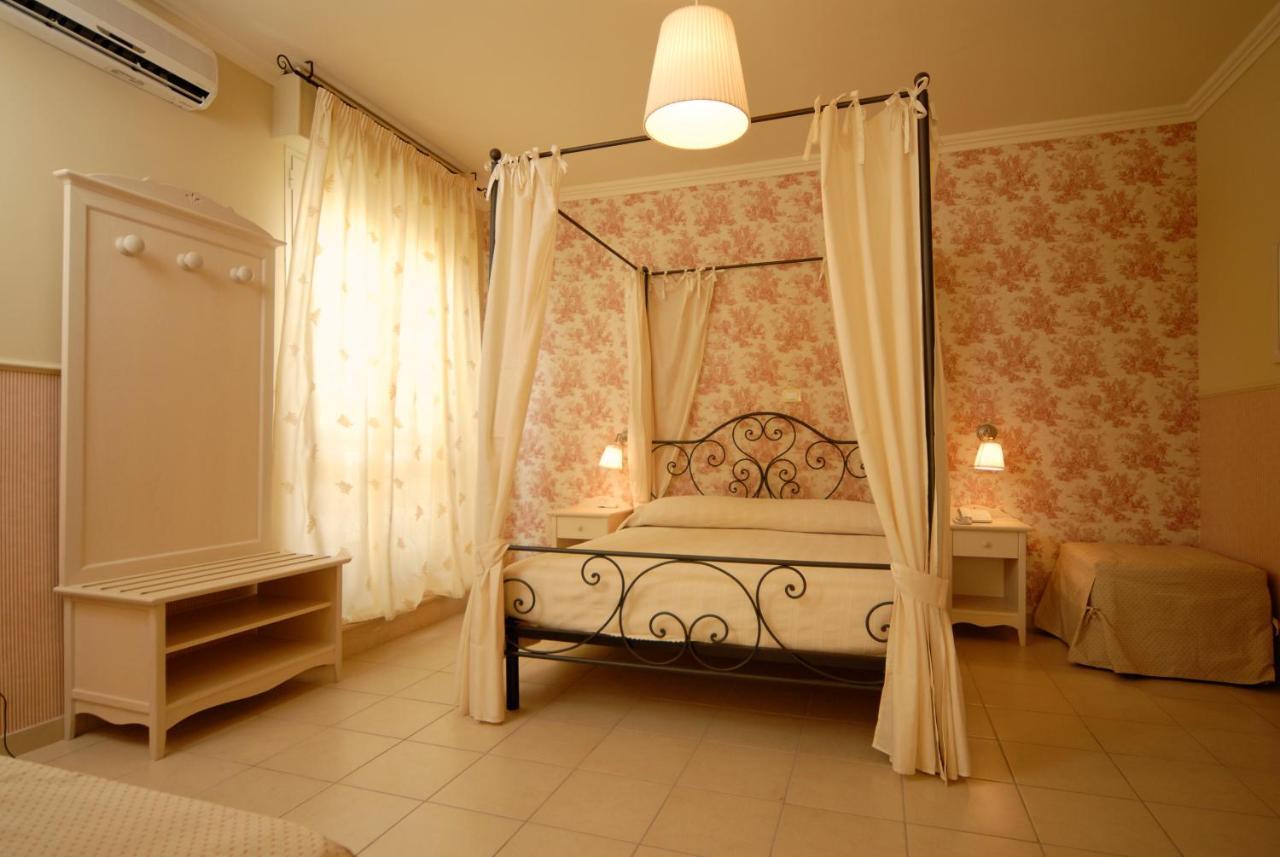 Hotel Mocambo Piscina E Spiaggia San Benedetto del Tronto Kültér fotó