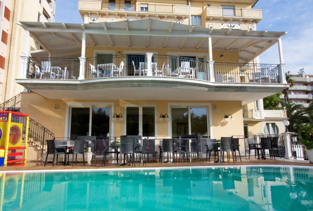 Hotel Mocambo Piscina E Spiaggia San Benedetto del Tronto Kültér fotó
