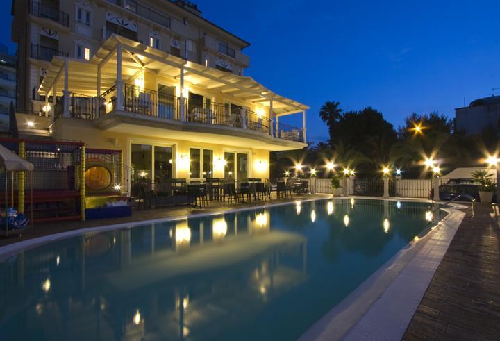 Hotel Mocambo Piscina E Spiaggia San Benedetto del Tronto Kültér fotó