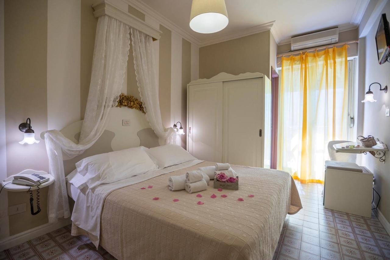 Hotel Mocambo Piscina E Spiaggia San Benedetto del Tronto Kültér fotó