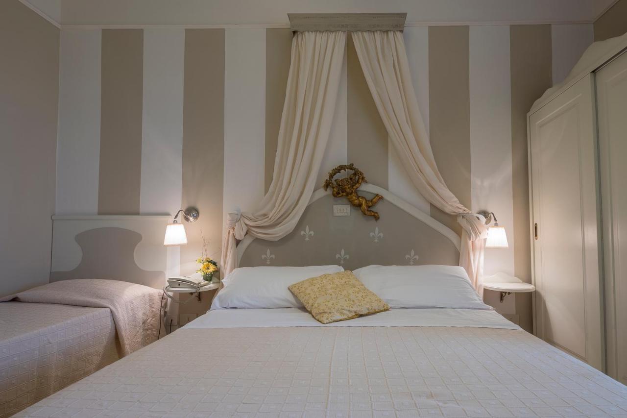 Hotel Mocambo Piscina E Spiaggia San Benedetto del Tronto Kültér fotó