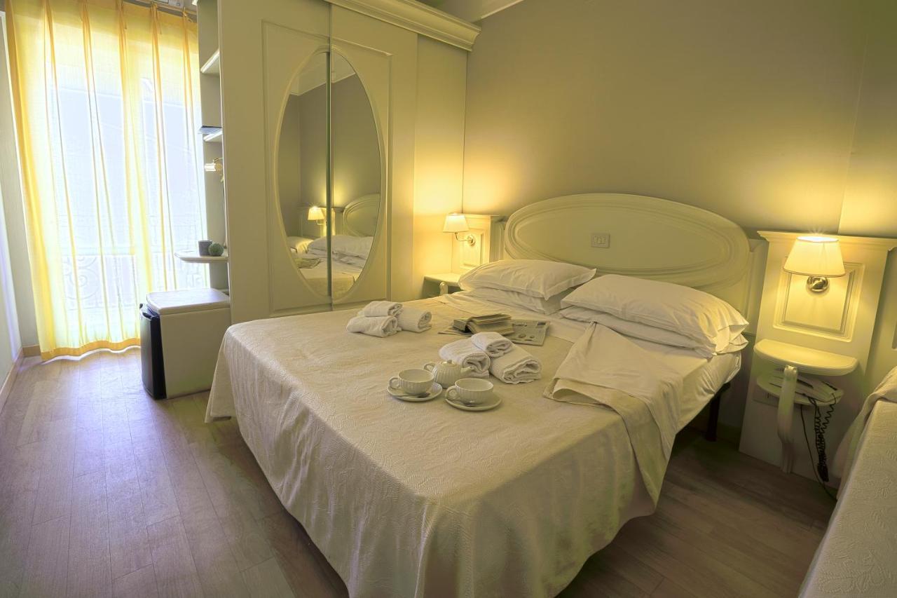 Hotel Mocambo Piscina E Spiaggia San Benedetto del Tronto Kültér fotó